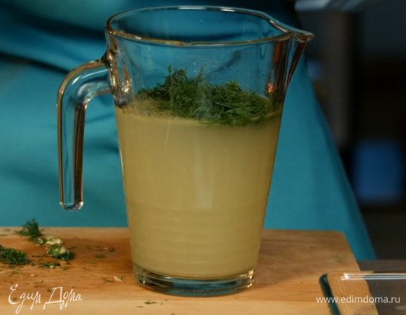 В готовый бульон добавляем чеснок, зелень, желатин. Доводим до кипения и сразу снимаем с огня. Остужаем до комнатной температуры. 