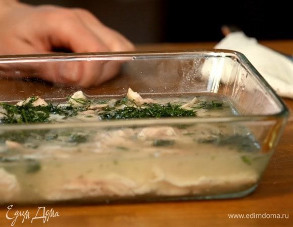 В тарелки или формы раскладываем мясо и заливаем полученным бульоном. Ставим в холодильник на ночь.
