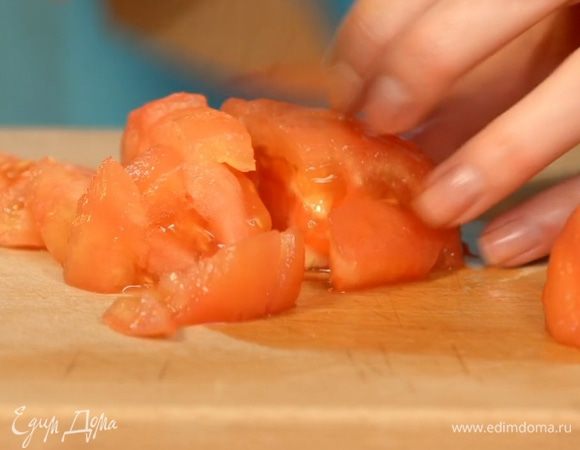 Помидоры нарезать кубиками.