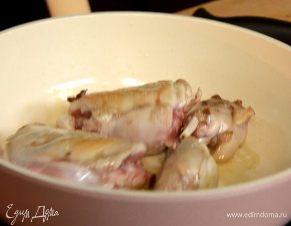 Филе кролика помыть, просушить, разделать на средние кусочки и немного поджарить.