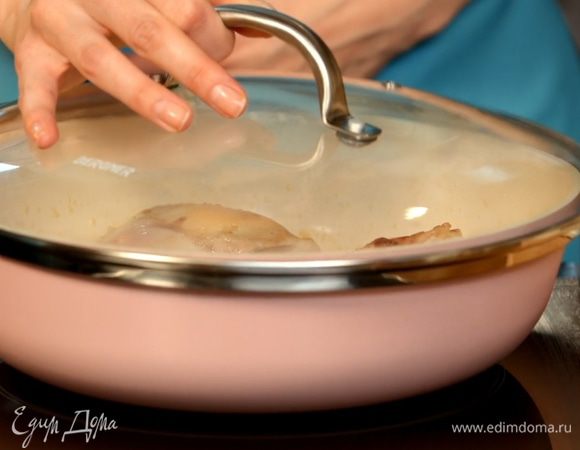 В утятницу или обычную форму для запекания переложить мясо, помидоры, приправы и чеснок. Залить вином и, не мешая, протушить 10 минут без крышки и еще 10 минут, закрыв крышкой. В это время подготавливаем духовку, разогревая ее до 190ºС.