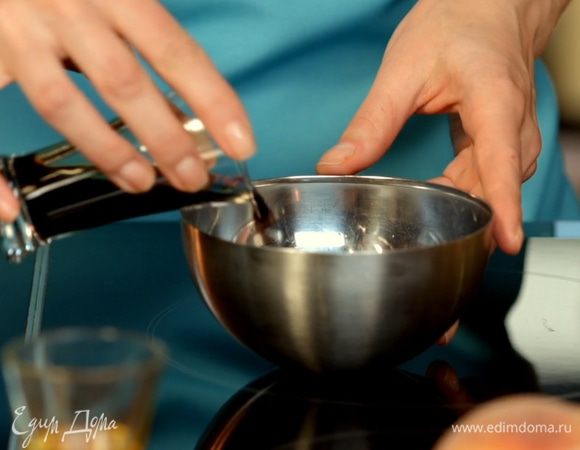 Приготовить маринад - смешать соевый соус с медом, специями, соком половинки лимона. 