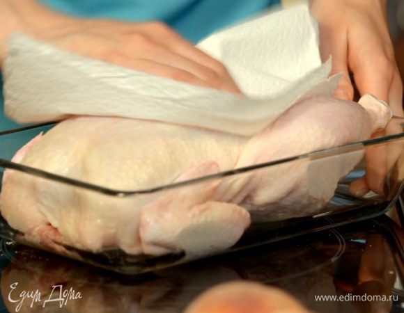 Куриную тушку вымыть, обсушить полотенцем, сложить в глубокую посуду.