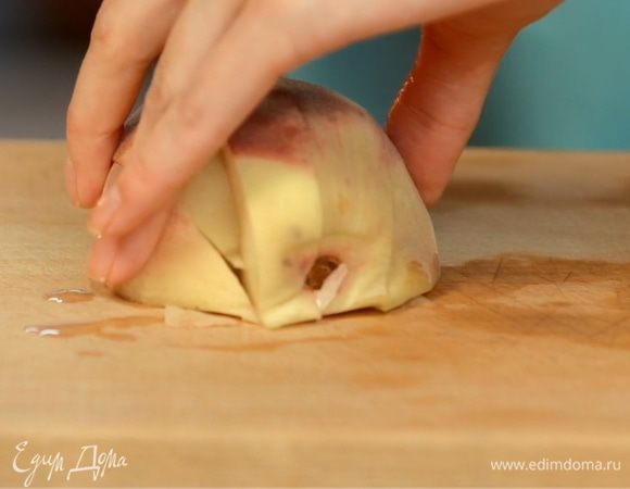 Персики вымыть и нарезать дольками. 