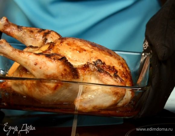 Готовность проверяем зубочисткой - если сок из тушки вытекает чистый и прозрачный, значит курица с персиками готова. 