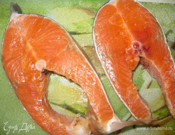 Семгу помыть. Полить соком лимона, добавить приправы и оставить мариноваться на 30-40 минут.
В это время моем и нарезаем помидоры и перец.