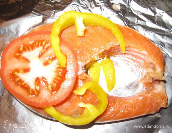 На фольгу выкладываем овощи, потом рыбу, сверху снова помидоры и перец. Так рыба никогда не прилипнет к фольге.