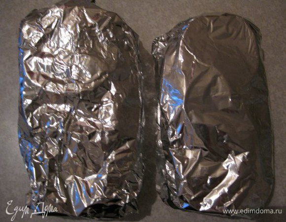 Заворачиваем в фольгу. И выкладываем на противень для запекания в духовку на 25 минут при температуре 200 градусов.
