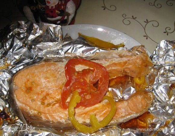 Запеченную семгу подаем к столу в фольге.
Приятного аппетита!
