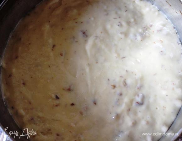 ....и тотчас выливаем тесто в застеленную пергаментом разъемную форму, выравниваем ложкой поверхность и ставим в разогретую духовку на 40 минут. 