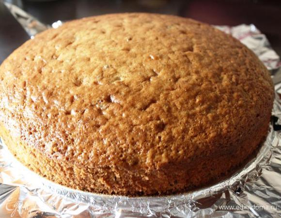 Готовность проверяем спичкой. Вынимаем из духовки, даем немного остыть и извлекаем из формы, пройдясь ножом по диаметру. Остужаем на решетке. Таким же образом выпекаем второй корж из оставшейся половины продуктов. Идеально выпекать одновременно, но у меня форма одна)).