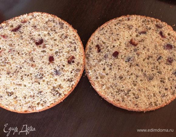 После остывания режем коржи пополам. 
Можно срезать верхушку коржей, тогда фигура котика будет более плоская, я оставила как есть.