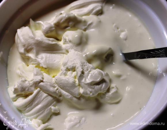 Готовим крем. Я решила сделать творожно-сливочный. Можно не мудрить с ним. Сюда идеально подойдет сметанный крем (густая сметана 500 г + сахар 200 г+загуститель сметаны (если она жидкая). 
Но даю рецепт своего крема. 
200 грамм сухого творога (у меня 4%) взбиваем в блендере с 0,5 банки сгущенного молока. Отдельно до крепкой пены взбиваем сливки и перемешиваем обе массы. 
Ставим в холодильник для загустения. 
