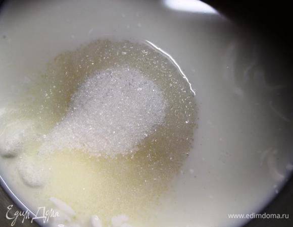 А пока готовим глазурь, так как ей нужно будет время для схватывания.
Замачиваем желатин в 4 ст. л .воды. Смешиваем качественную некислую сметану (у меня 18%) с молоком и сахаром, ставим на огонь и, помешивая, доводим массу до однородности и растворения сахара. Не кипятим, а просто прогреваем, иначе масса может свернуться. Распускаем желатин на водяной бане или в микроволновке и тщательно подмешиваем его в сметанную смесь.  Процеживаем и ставим остывать и схватываться. Для этого понадобится какое-то время. Для ускорения процесса я ставила глазурь в холодильник.