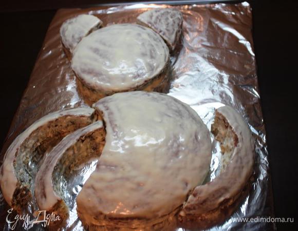 Прослаиваем заготовки кремом внутри и снаружи. ВАЖНЫЙ МОМЕНТ, если торт планируете подавать в этот же день, то пропитайте коржи предварительно каким-нибудь сиропом, так как тортик будет суховат, если не постоит. Я не пропитывала, так как готовила за день до торжества.
Складываем предварительную конструкцию (на данном этапе получится приблизительно так) и конролируем глазурь..