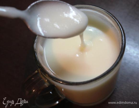 После приобретения глазури консистенции сгущенного молока можно браться за нанесение. Не пропустите этот момент, так как, если глазурь застынет больше, чем нужно, ее нужно будет снова распускать и опять же добиваться нужной консистенции, а на это уйдет время.

