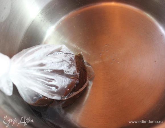 И последний штрих…. Топим шоколад. Я делаю это прямо в целлофановом пакете, опуская его в кипящую воду. 
