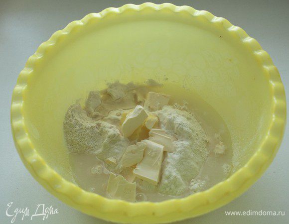 В миску отмерить муку,охлажденное масло  и ледяную воду.