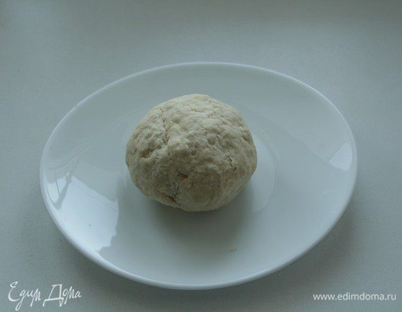 Замесить тесто и убрать в холодильник на 30 мин.