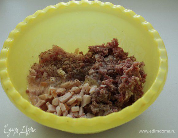 Филе мелко порезать ножом, свинину и телятину пропустить через мясорубку. Положить рубленый чеснок, соль, перец, добавить яйцо и нарезанный бекон.