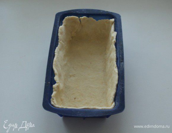 Из теста раскатать два неравных пласта.Больший выложить в форму.