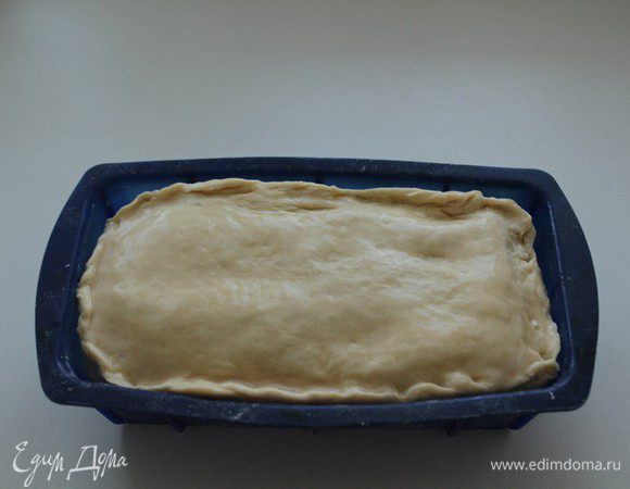 Положить фарш.Накрыть меньшим пластом,защипать края. Сделать проколы вилкой.