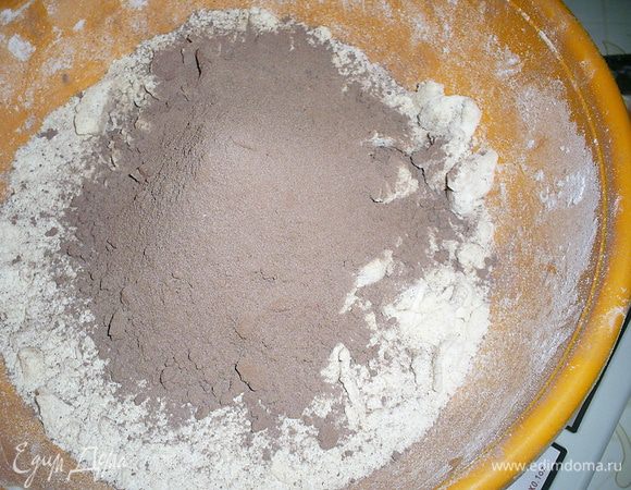 Холодный маргарин (при желании можно заменить маслом) растираем руками с мукой и сахаром до образования крошки. Затем добавляем сухой шоколадный крем,  яйцо и замешиваем тесто.