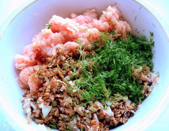 Филе измельчить вместе с луком. Грибы отварить, измельчить блендером и добавить в фарш. Грибы можно брать любые, у меня были отваренные и замороженные белые грибы. Добавить мелко порезанный укроп.