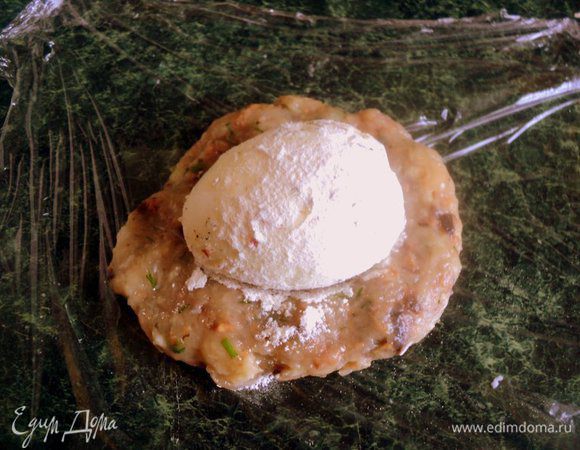 Отварить 6 яиц, 1 яйцо взбить вилкой. Если блюдо будет подаваться в горячем  виде, то желательно яйца отварить всмятку. Формировать котлеты удобнее на пищевой пленке. Выложить фарш лепешкой диаметром 10 см. Яйцо обвалять в муке, смешанной с молотым перцем, положить на лепешку из фарша. Обжать фарш вокруг яйца, поднимая края пищевой пленки.