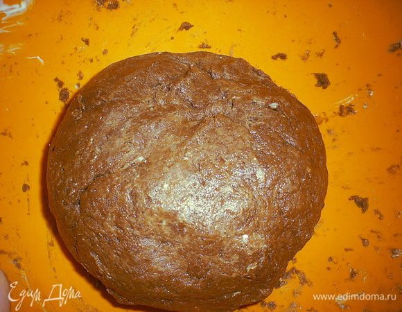 Если оно не желает собираться в комок, а крошится добавляем столовую ложку (или чуть больше) сметаны. Долго не месим, собираем тесто в шар и отправляем его в холодильник на время приготовления начинки.