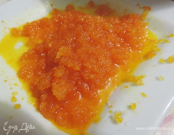 С крупного апельсина натираем цедру (только оранжевую часть). Перетираем ее руками со столовой ложкой сахара из общего количества для творожной массы. Это позволит цедре отдать больше аромата нашей начинке.