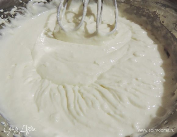 Творог взбиваем погружным блендером со сметаной до полной однородности массы. Затем добавляем яйца, ванилин и сахар и взбиваем миксером до получения однородной воздушной массы.