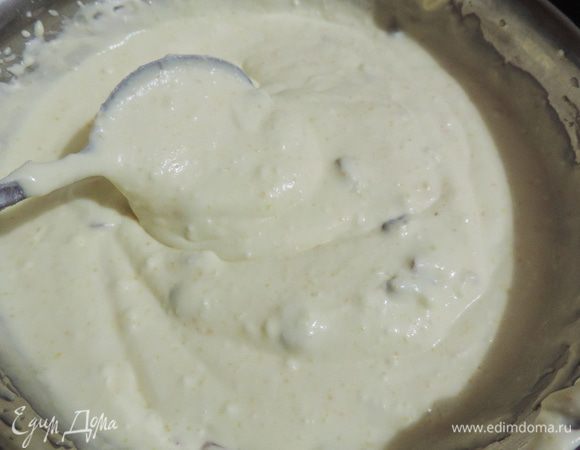 Добавляем к начинке цедру, клюкву (предварительно слить коньяк, его можно выпить как настойку, а можно использовать для пропитки тортика) и крахмал. Перемешиваем до однородности.