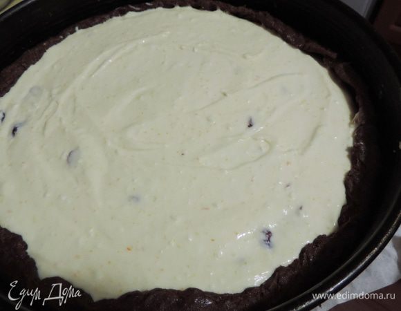 Выкладываем начинку в форму из теста. Выпекаем в разогретой до 180 градусов духовке 40-50 минут. Если верх будет сильно румяниться, накройте пирог бумагой.