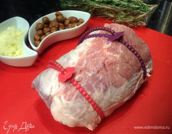 Разогреваем духовку до 200С, мясо сворачиваем в рулет и закрепляем нитками или силиконовыми завязками (как у меня). Острым ножом делаем на рулете надрезы в виде сетки. Солим.