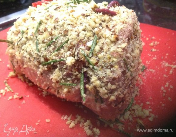 Смешиваем натёртый пармезан, измельченный в крошку фундук, листья розмарина и 2 ст.ложки оливкового масла. Обмазываем мясо горчицей, после обильно посыпаем нашей смесью и хорошо прижимаем к мясу, чтобы свинина была полностью покрыта.