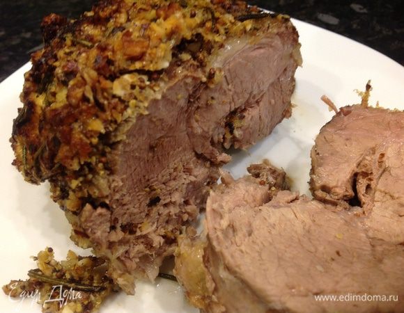 Обворачиваем рулет фольгой и в духовку на 1-1,5 часа. За 20 мин. до окончания приготовления снимаем фольгу, чтобы панировка стала румяной и хрустящей. Остужаем рулет минут 10-15 и нарезаем острым ножом.
Вот и всё!;-) Приятного!!!