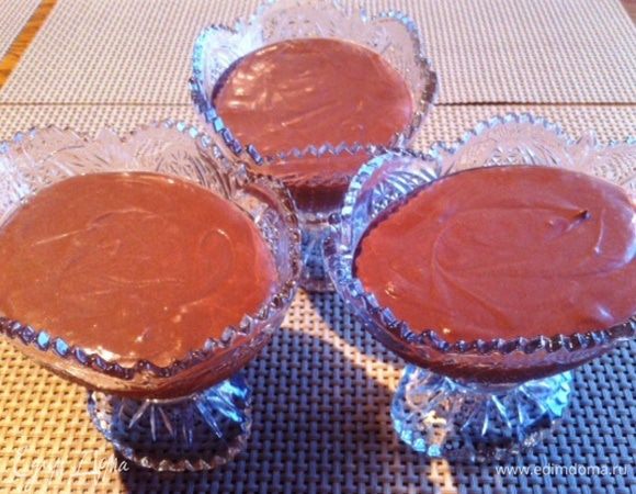 Готовый мусс разложить по креманкам/стаканам. 
Я разложила в 3 креманки...но  это количества можно спокойно на 5-х разделить, чтобы съесть меньше калорий и с другими поделиться))).