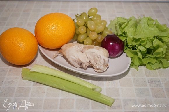 Салат со стеблем сельдерея и курицей и виноградом и салат Вальдорф