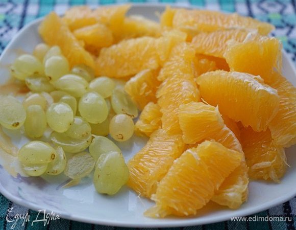 Цедру 2 апельсинов натереть на мелкой тёрке и отложить в миску, где будем делать заправку для салата.  Апельсины почистить, удалить все пленки. Крупные виноградины разрезать пополам. Если есть косточки – вынуть. 
