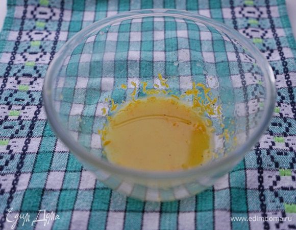 Сделаем заправку: смешаем в миске оливковое масло, сок лимона, цедру апельсинов, щепотку соли и свежемолотого перца.