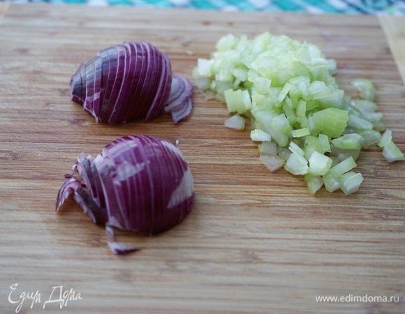 Сельдерей некрупно порезать. Луковицу очистить и нашинковать тонкими полукольцами.