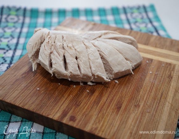 Филе нарезать поперечными надрезами, не дорезая до конца, и разложить веером.