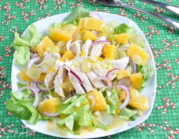 Выложите на блюдо листья салата, дольки апельсина, сельдерей, виноград и лук. Поверх разложите куриную грудку. Полейте заправкой. 
Угощайтесь!