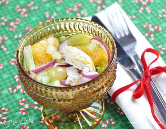 А можно подать порционно, в креманках. Тогда куриное филе надо нарезать средними кусочками.