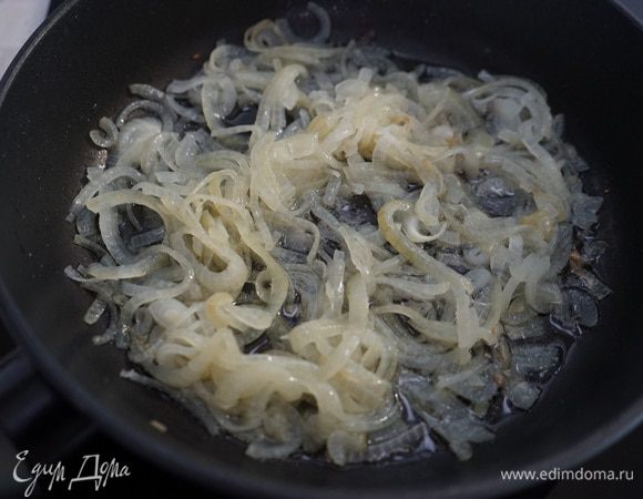 Обжариваем лук на разогретой с растительным маслом сковороде до прозрачности.