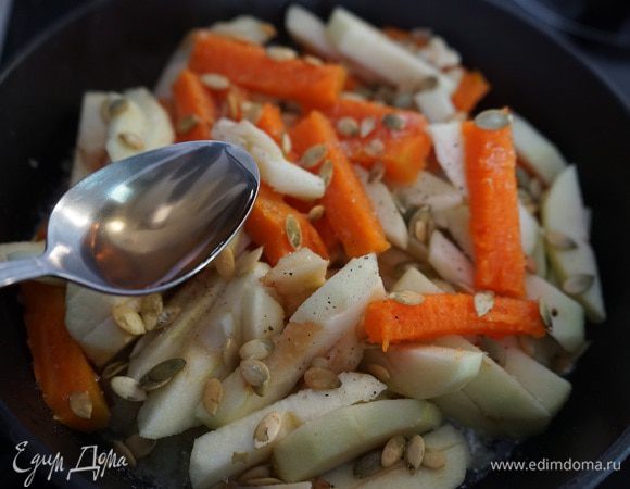 Включаем разогреваться духовку до 190 градусов. Добавляем к луку яблоки, тыкву, 1 ст. ложку яблочного или винного уксуса, посыпаем тыквенными семечками. Приправляем солью и перцем. Немного прогреваем вместе – недолго, только объединить компоненты. Я чуток передержала – отвлеклась на ребятишек.  Начинку немного остужаем.