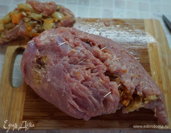 Скрепляем шпажками. Мне не нужен был рулет, я хотела просто нафаршированную грудку – вы же можете завернуть рулетом, крепко скрепив кулинарной нитью.