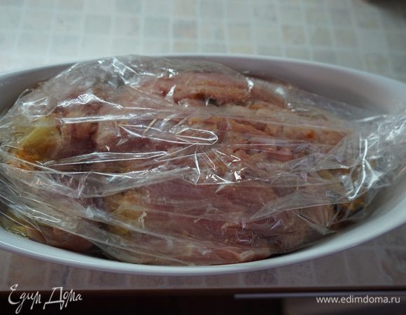 Перекладываем филе в рукав и отправляем в разогретую до 190 градусов духовку на 45-50 минут.