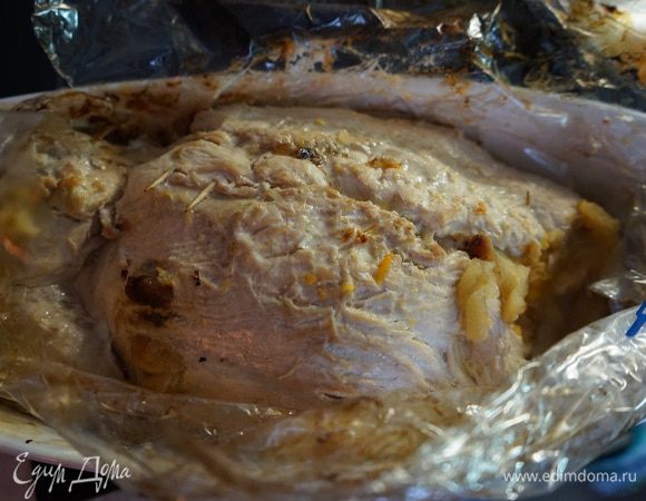 Через 50 минут разрезаем пакет, чтобы мяско подрумянилось, поливаем его выделившимся соком. Увеличиваем температуру до 200-210 градусов и готовим еще 10 минут.